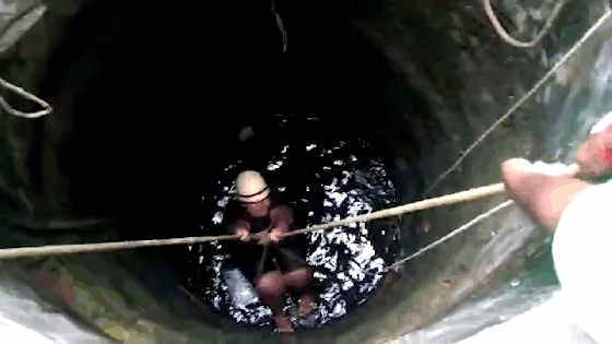 Video: Nghẹt thở chứng kiến màn giải cứu cậu bé rơi xuống giếng sâu