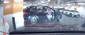 Camera giao thông: Hồn nhiên rời khỏi ghế lái khi chưa về số, người phụ nữ phá tan chiếc SUV Porsche