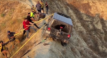 Camera giao thông: Thót tim màn giải cứu chiếc xe Jeep gặp nạn
