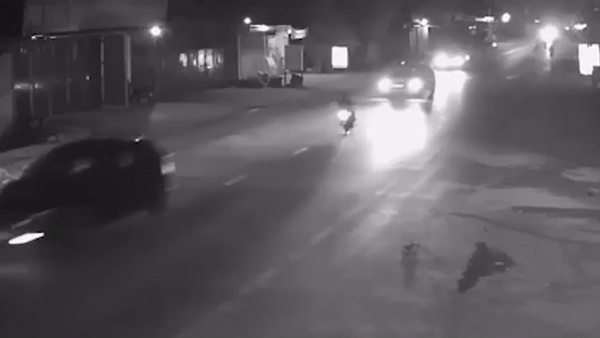 Camera giao thông: Thanh niên phóng xe máy tốc độ cao đâm thẳng vào đầu ôtô