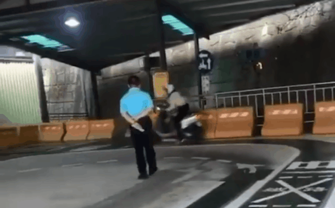 camera giao thong dang thi bang lai xe may nguoi phu nu co cu vit ga oai oam gay sung sot