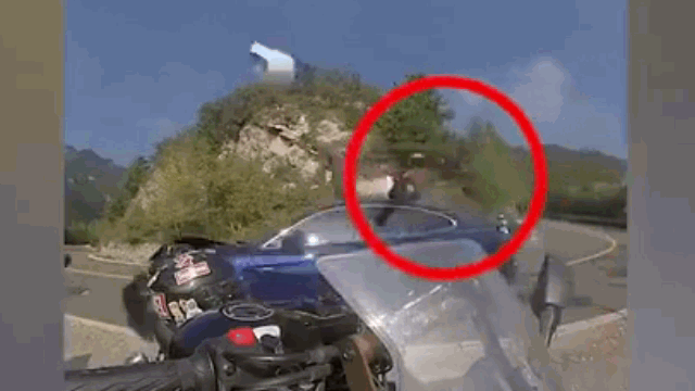 Camera giao thông: Porsche lấn làn tông thanh niên bay lên nóc xe