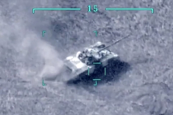 Video: Máy bay không người lái Azerbaijan thả tên lửa làm nổ tung xe tăng Armenia