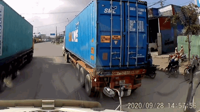 Camera giao thông: Kinh hoàng khoảnh khắc container húc văng 7 xe máy đang chờ đèn đỏ ở Hải Phòng