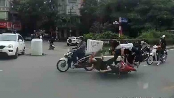 Camera giao thông: Đi ngược chiều chờ sang đường, cô gái bất ngờ bị 2 thanh niên "hạ đo ván"