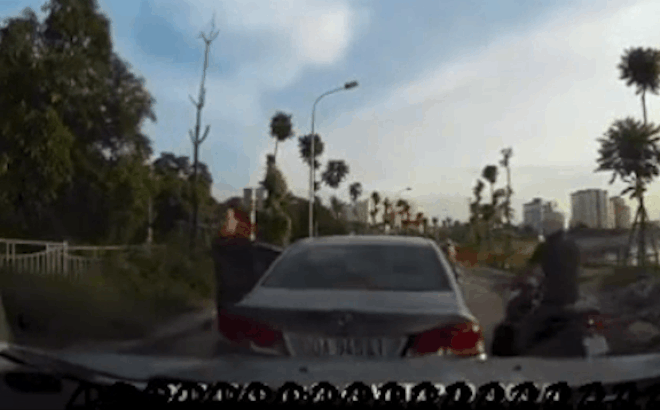 camera giao thong hung ho xuong duong dinh dan mat thanh nien tai xe quen mat xe dang tu troi