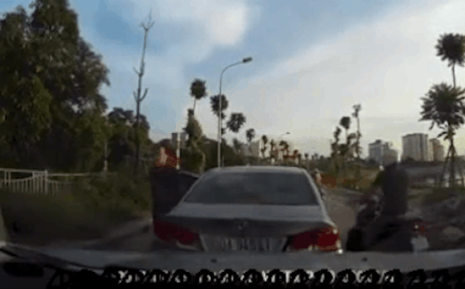 Camera giao thông: Hùng hổ xuống đường định "dằn  mặt" thanh niên, tài xế quên mất xe đang "tự trôi"
