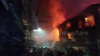 Philippines: Sạc điện thoại phát nổ, 15 ngôi nhà cháy rụi trong đêm