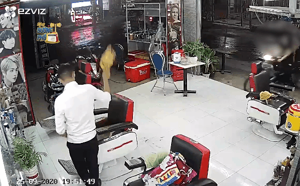 Camera giao thông: Người phụ nữ luống cuống lao thẳng xe máy vào tiệm làm tóc