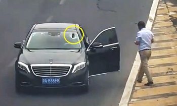 camera giao thong thanh sat roi tu xe tai dam xuyen thung kinh o to phia sau tai xe thoat chet hy huu