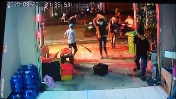 Video: Băng nhóm giang hồ vác dao tự chế đập phá quán karaoke vì không "xin" được tiền