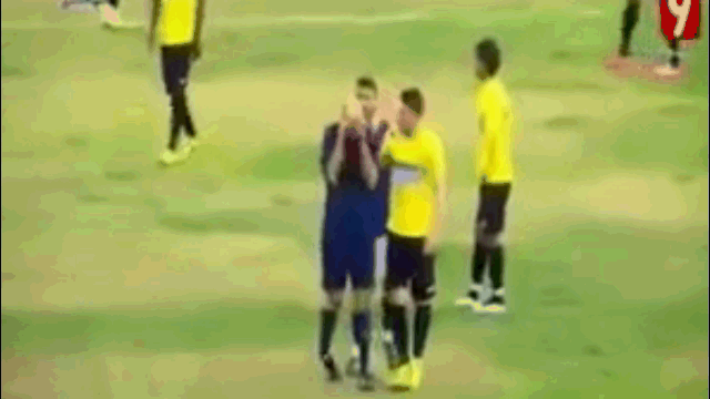 Video: Trọng tài bật khóc nức nở và quyết định rời sân vì lý do bất ngờ