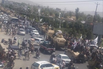 Taliban mang khí tài Hoa Kỳ đi diễu hành