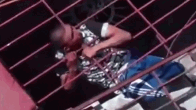 Video: Đi ăn trộm, thanh niên không may kẹt đầu vào lưới sắt