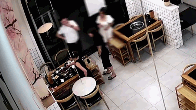 Video: Bật lửa rơi vào nồi lẩu rồi phát nổ khiến khách hoảng loạn