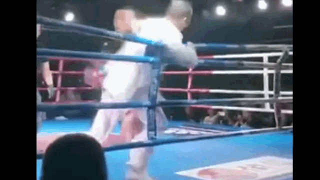 Video: Chưa kịp ra đòn, võ sư "truyền điện" đã bị đối thủ MMA đấm bất tỉnh