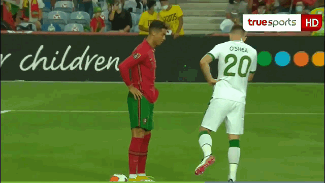 Video: Bị gạt bóng khỏi chấm 11m, C. Ronaldo thẳng tay 'trả đũa' đối thủ
