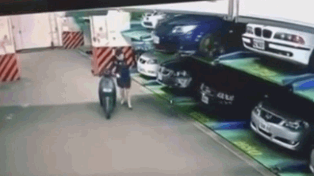 Video: Ô tô trôi từ tầng 2, suýt chèn trúng người đi đường