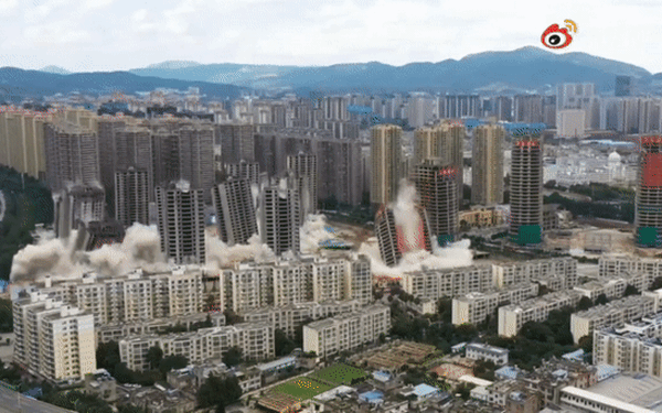 Video: Khoảnh khắc 15 tòa nhà cao tầng bị đánh sập trong tích tắc