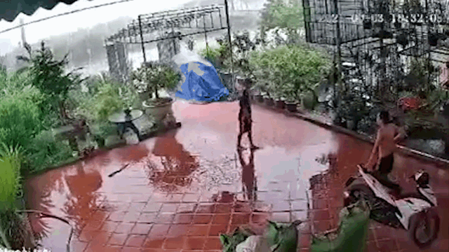Video: Đứng giữa trời mưa, nam thanh niên suýt bị sét đánh trúng