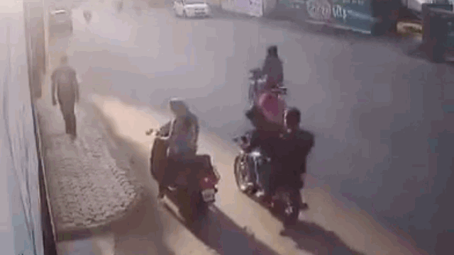 Video: Bị cướp túi xách, người phụ nữ vứt xe chạy bộ đuổi theo