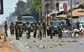 Quân đội Guinea đảo chính, bắt giữ tổng thống và giải tán chính phủ