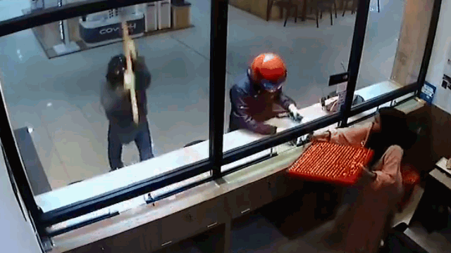 Video: 2 tên cướp vác búa hì hục đập tủ kính tiệm vàng và cái kết hài hước