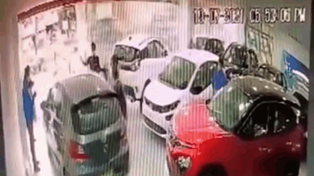 Video: Vừa mua ô tô, khách hàng bất ngờ lao xe từ tầng hai đại lý xuống đất