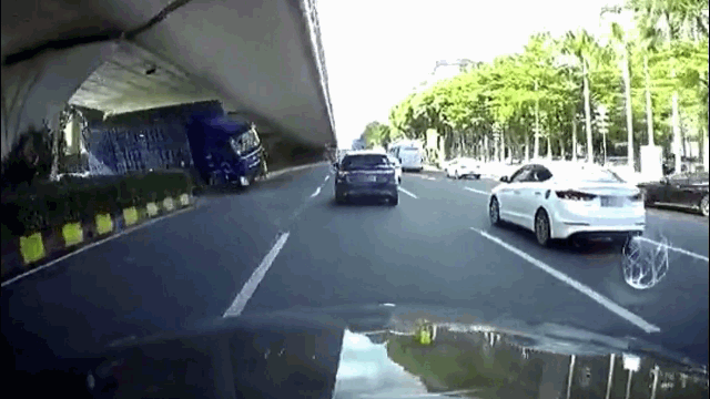 Camera giao thông: Xe tải bất ngờ lật nghiêng khi quay đầu, vô tình đè bẹp ô tô con