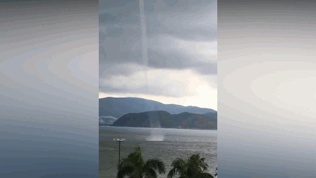 Video: Cận cảnh vòi rồng cao cả trăm mét trên biển Nha Trang