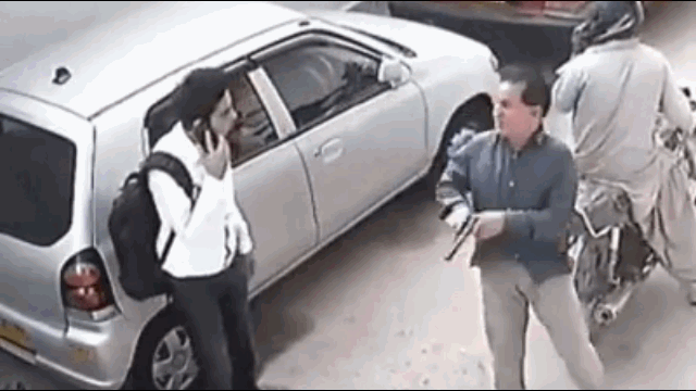 Video: Choáng với pha cướp điện thoại nhanh như chớp giữa phố đông