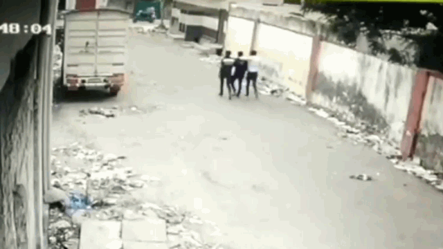 Video: Bức tường cao gần 4 mét bất ngờ đổ sập, suýt đè trúng 3 người đàn ông