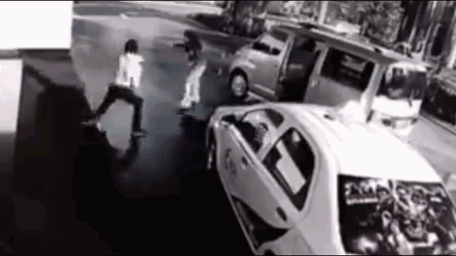 Video: Cố tình kéo cô gái lên xe, 3 nam thanh niên nhận cái kết bẽ bàng