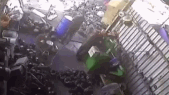 Video: Thùng phuy trong xưởng hàn bất ngờ phát nổ kinh hoàng