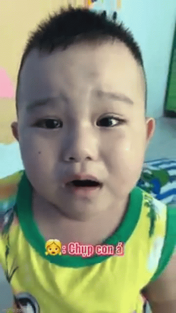 Video: Cậu bé đang khóc như mưa, thấy cô lia máy chụp ảnh vội lau nước mắt tạo dáng