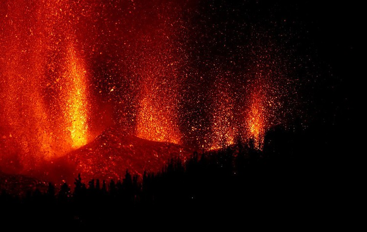 Núi lửa ở Tây Ban Nha phun trào, dung nham rực đỏ ùn ùn tràn vào nhà dân