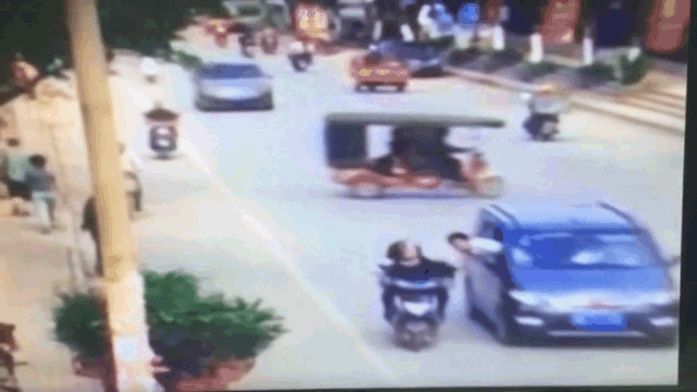 Video: Người đàn ông cố nhoài người ra khỏi ô tô cướp túi xách