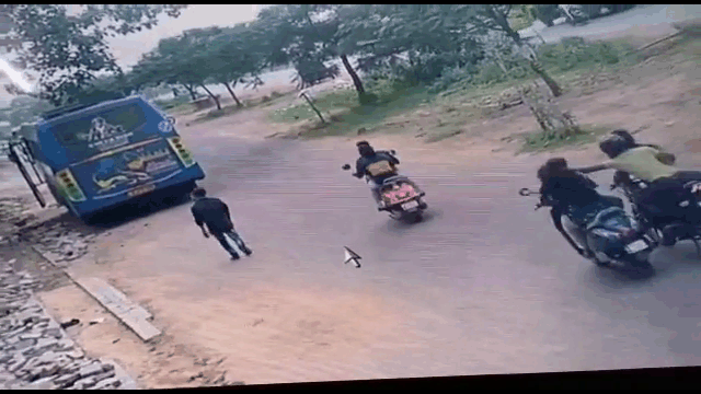 Video: Cướp áp sát giật dây chuyền, kéo người phụ nữ ngã xuống đường