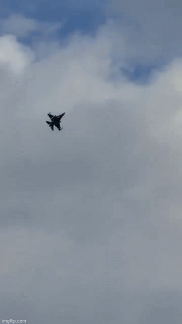 Chiến cơ F-16 xuất kích, chặn máy bay dân sự "lạc" vào vùng cấm