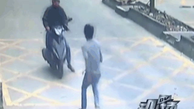 Video: Tài xế xe tải tung cú đá hiểm, hạ gục tên trộm điện thoại trên phố