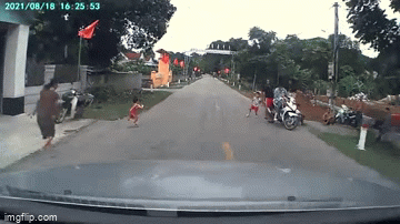 Camera giao thông: Em bé bất ngờ chạy ngang đường khiến tài xế hoảng hồn