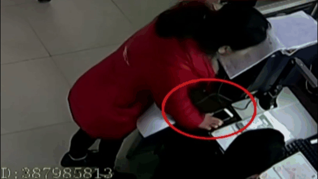 Video: Người phụ nữ vào đồn cảnh sát trộm điện thoại nhanh như chớp