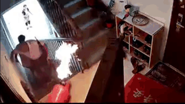 Video: Người đàn ông liều mình kéo bình gas đang bốc cháy ngùn ngụt khỏi nhà