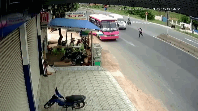 Camera giao thông: Sang đường bất cẩn, nữ sinh bị ô tô tông văng hàng chục mét