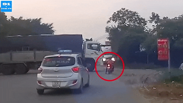 Camera giao thông: Cố tình vượt xe tải đang quay đầu, người phụ nữ may mắn thoát chết