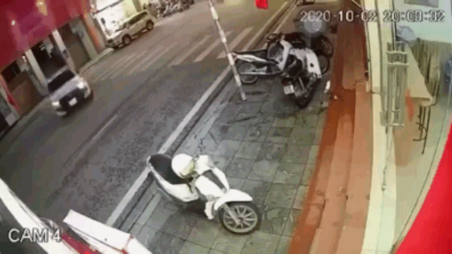 camera giao thong dam sam vao o to ban tai dang quay dau 2 thanh nien nguy kich