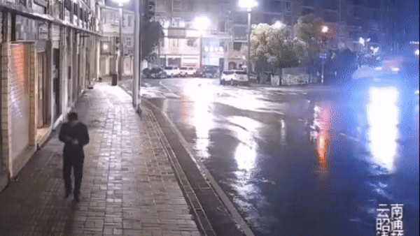 camera giao thong xe tai lao vun vut nhu ten ban bat ngo dam xuyen cua hang ven duong