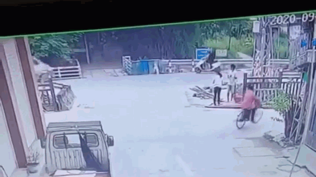 camera giao thong xe tai chom toi nhu bay thanh nien bo cua chay lay nguoi va thoat chet hy huu