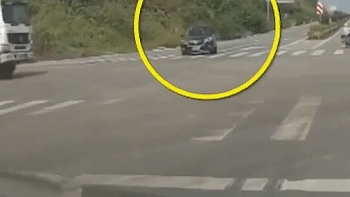 Camera giao thông: Đánh lái gấp để tránh xe tải, ô tô mất kiểm soát đâm thẳng vào xe bên đường