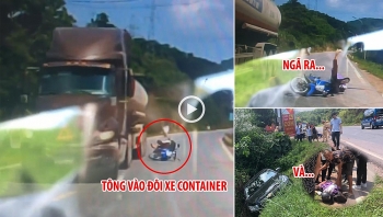 Camera giao thông: Tông vào đuôi xe container, nữ sinh ngã văng rồi bị xế hộp chèn qua người